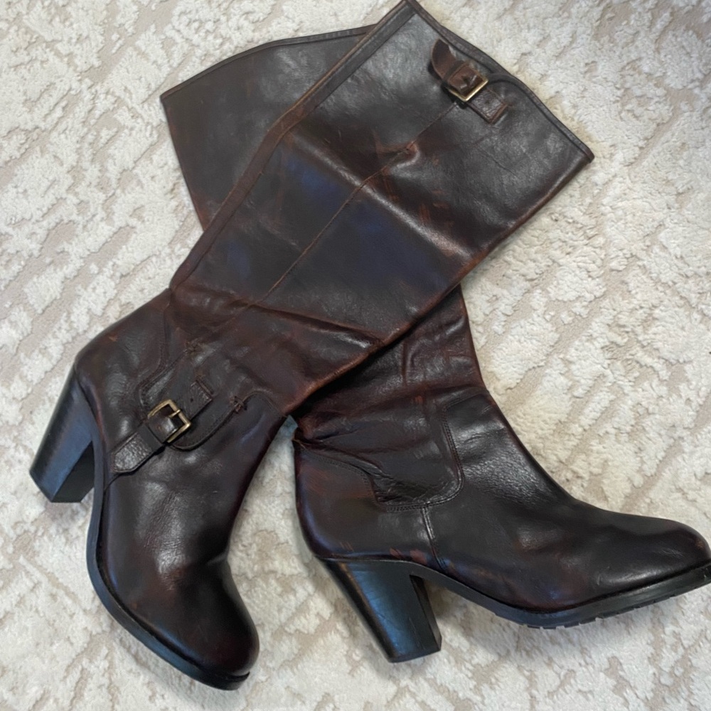 Ariat Size 8 leather boots.